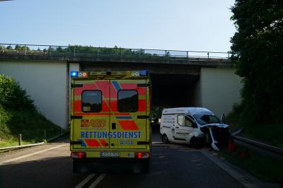 Transporter faehrt Boeschung an der Autobahnzufahrt Leonberg-Ost runter